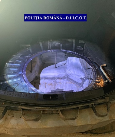 Percheziţii ale poliţiştilor şi procurorilor DIICOT, împreună cu omologii lor francezi, pentru destructurarea unei grupări de contrabandă cu ţigări