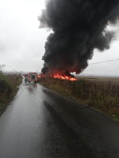Vâlcea: Incendiu la un depozit de cauciucuri din Drăgăşani; s-a trimis mesaj RO-Alert pe o rază de 6 kilometri din cauza degajărilor mari de fum - FOTO/VIDEO