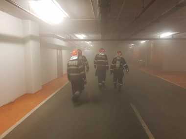 UPDATE - Incendiu în parcarea mall-ului Sun Plaza din Capitală, fiind degajat foarte mult fum; oamenii din mall au fost evacuaţi - FOTO