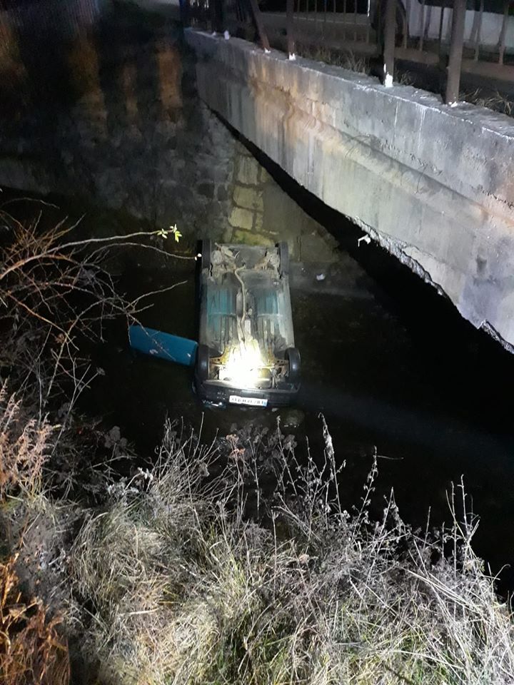 Harghita: Un bărbat a murit după ce a căzut cu maşina de pe un pod, într-un pârâu