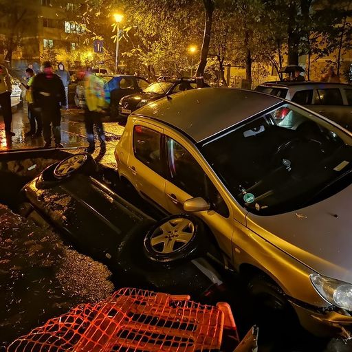 Două autoturisme au căzut într-un şant săpat de RADET, pe Aleea Compozitorilor; unul dintre şoferi a fost rănit - FOTO