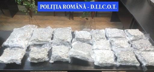 Cinci persoane suspectate de trafic de droguri de mare risc, arestate; 30 de kilograme de droguri aduse din Spania, capturate de poliţişti - VIDEO