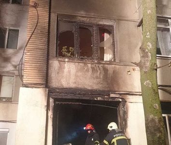 Incendiu într-un apartament de bloc din Galaţi, 18 persoane fiind evacuate; trei persoane au fost intoxicate cu fum, o alta a suferit un atac de panică - FOTO, VIDEO