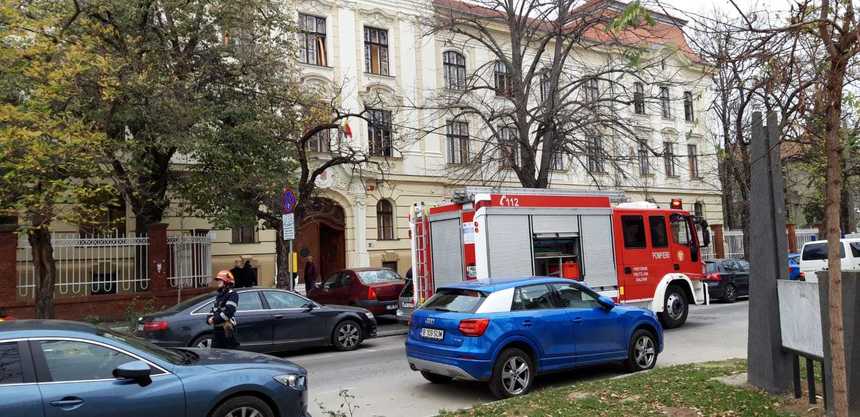 Liceu din Timişoara, evacuat după ce elevii şi profesorii au simţit miros de gaz

