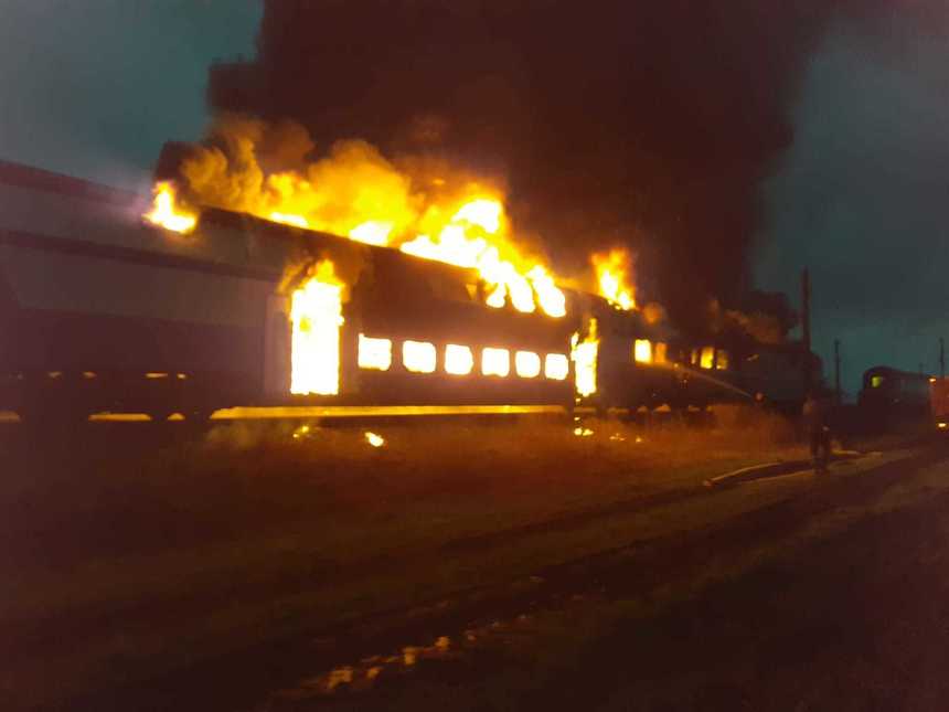 Teleorman: Două vagoane ale unui tren de călători, distruse într-un incendiu; în tren erau circa o sută de persoane, nefiind înregistrate victime - FOTO, VIDEO