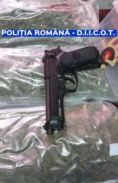 Poliţiştii şi procurorii au găsit cannabis şi cocaină, în maşina unui şofer oprit în Pantelimon; în maşina soţiei sale, anchetatorii au găsit droguri şi două pistoale cu gloanţe