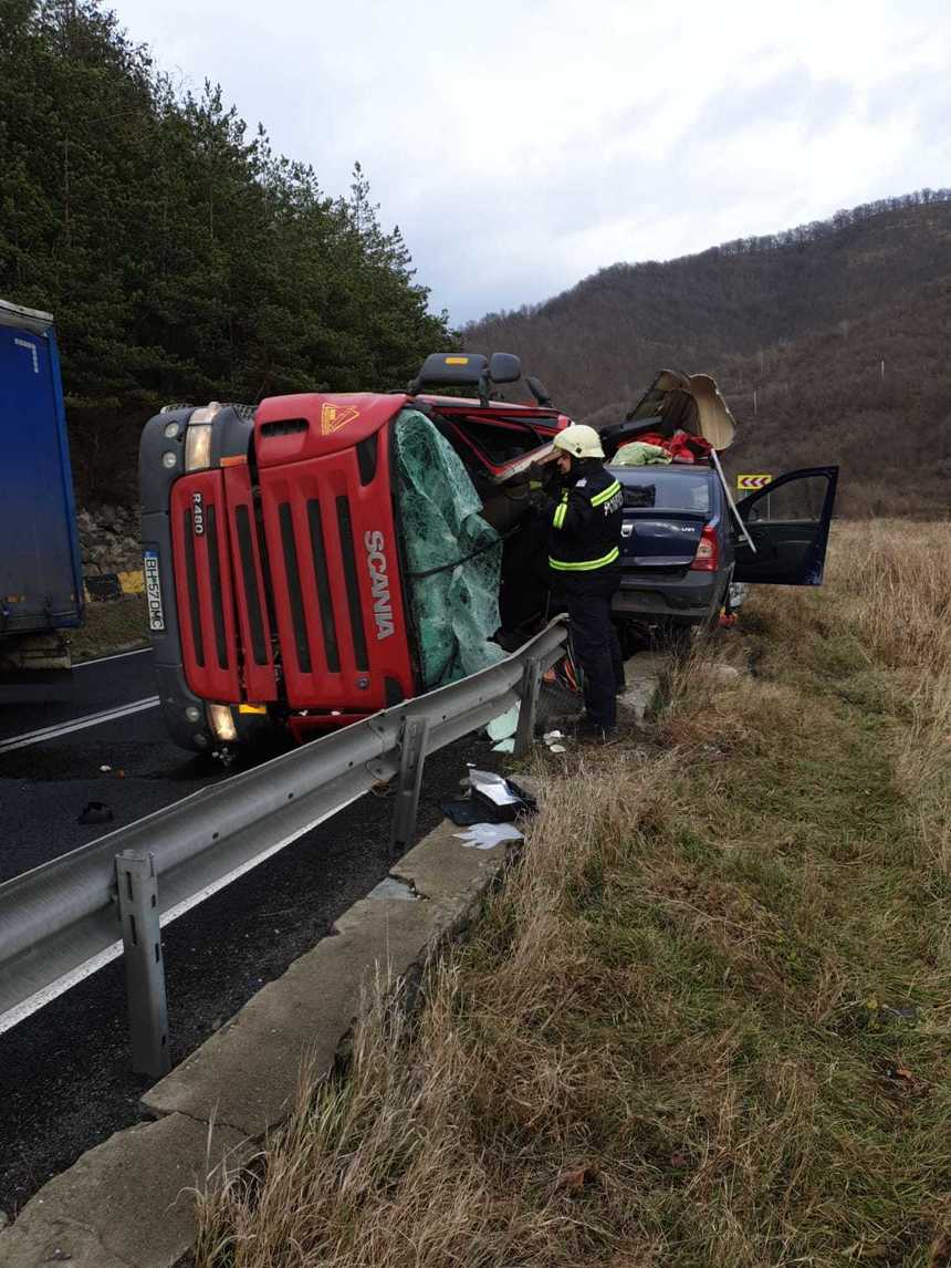 Sibiu: Trafic complet blocat pe DN 7, după ce un TIR s-a răsturnat peste un autoturism; o persoană a murit şi două sunt rănite