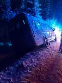Vrancea: Microbuz cu 15 adolescenţi, implicat într-un accident rutier; în zonă ninge puternic, iar microbuzul a ieşit în afara părţii carosabile