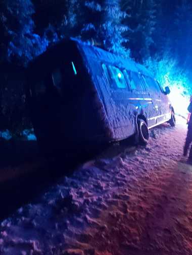 Vrancea: Microbuz cu 15 adolescenţi, implicat într-un accident rutier; în zonă ninge puternic, iar microbuzul a ieşit în afara părţii carosabile