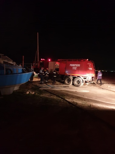 Incendiu puternic la o pescărie Năvodari. Au ars barăci din lemn pe o suprafaţă de 500 de metri pătraţi şi trei maşini - FOTO
