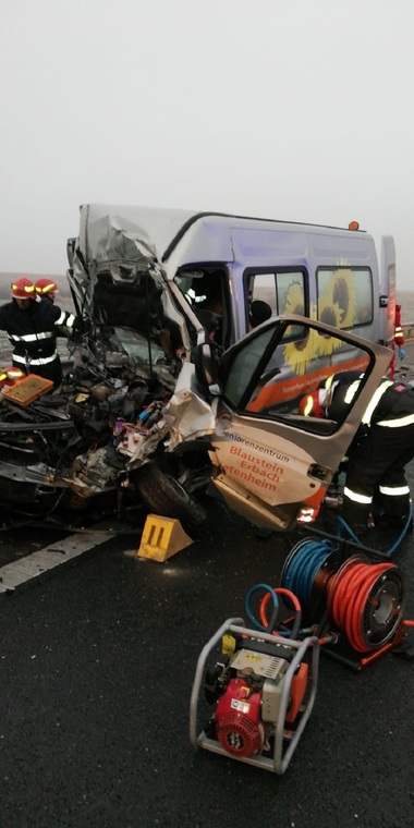 Accident cu zece persoane implicate, în Timiş. Cinci oameni încarceraţi, iar unul decedat - FOTO