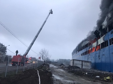 Incendiu la o hală, în construcţie din Câmpia Turzii. Focul se manifestă pe o suprafaţă de aproximativ 4.000 de mp
