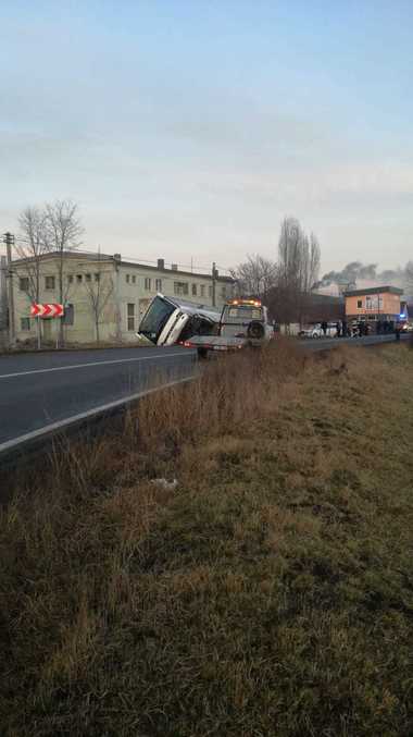 Harghita: Accident între un autocar şi un microbuz, pe DN 13B; şase persoane au fost rănite