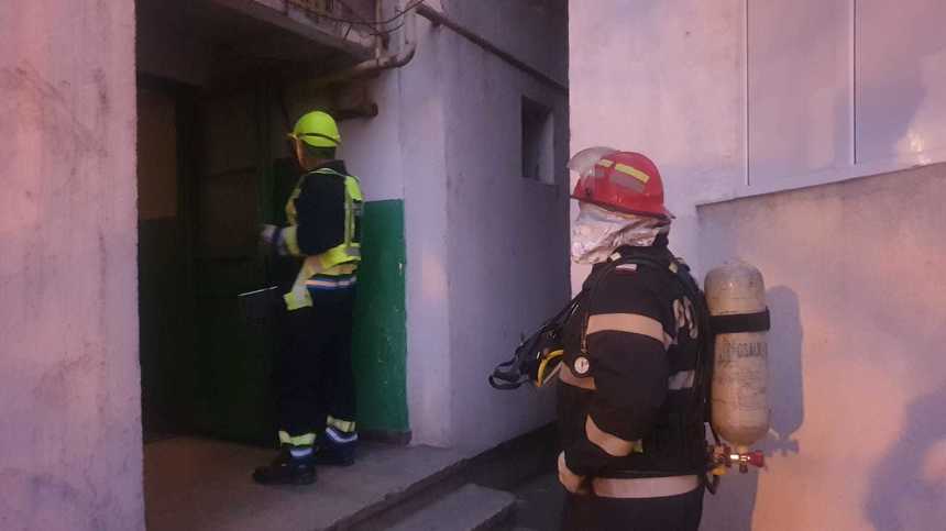 Galaţi: Locatarii unui bloc, evacuaţi din cauza unui miros înţepător/ Pompierii verifică fiecare apartament 