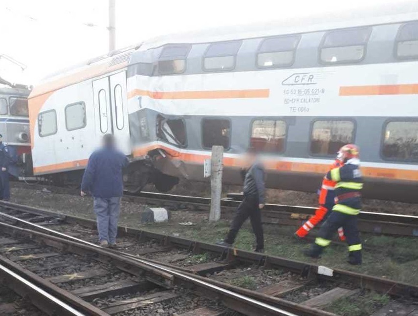 UPDATE - Unsprezece persoane sunt rănite după ce un tren de marfă şi unul de călători s-au ciocnit în gara Ploieşti Triaj. Unul dintre răniţi, cu politraumatisme, este adus la Bucureşti cu elicopterul SMURD / Precizările CFR Călători - FOTO