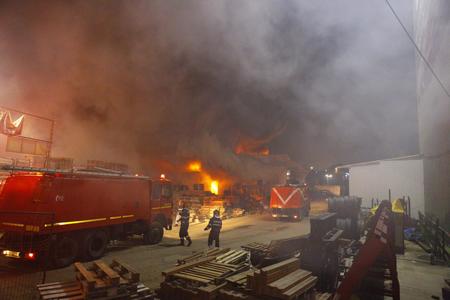 UPDATE - Incendiul de la hala de pe Şoseaua Fundeni s-a extins la un depozit de materiale de construcţie; hala, distrusă în totalitate de arderea generalizată/ ISU Bucureşti-Ilfov a transmis mesaj RO-Alert - FOTO/ VIDEO