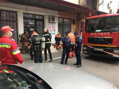 UPDATE: Locatarii unui bloc din Ploieşti, evacuaţi din cauza unui miros înţepător - FOTO