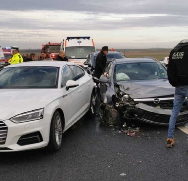 Timiş: Şapte persoane, printre care doi copii, implicate într-un accident rutier pe Autostrada A1