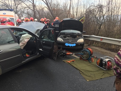 Hunedoara: Trei fete cu vârste cuprinse între 12 şi 14 ani şi doi bărbaţi, răniţi într-un accident pe DN 66