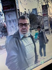 Jandarmii publică fotografia persoanei suspectate că l-ar fi lovit pe Gelu Voican Voiculescu: Acţiunea de lovire a fost constatată după ce persoana agresată a fost izolată şi a început să sângereze, timp în care, cel care a lovit părăsise deja zona