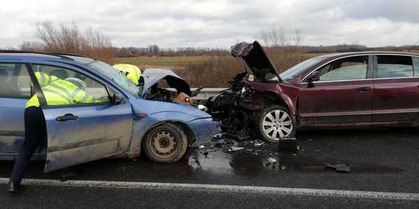 Timiş: 10 persoane, între care patru copii, implicate într-un accident rutier; o persoană a murit, o alta este preluată de elicopterul SMURD - FOTO