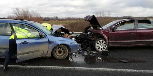Timiş: 10 persoane, între care patru copii, implicate într-un accident rutier; o persoană a murit, o alta este preluată de elicopterul SMURD - FOTO