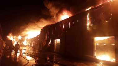 UPDATE - Incendiu la un depozit de PET-uri din localitatea Afumaţi/ Un perete al halei de 4.000 de metri pătraţi s-a prăbuşit în interior/ Mai sunt mici focare pentru stingerea cărora se intervine în continuare - FOTO/ VIDEO