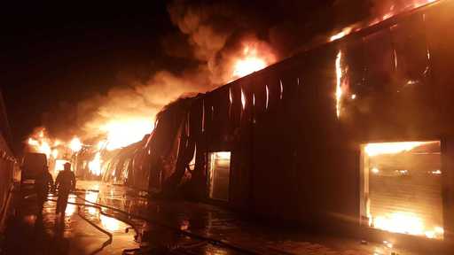 UPDATE - Incendiu la un depozit de PET-uri din localitatea Afumaţi/ Un perete al halei de 4.000 de metri pătraţi s-a prăbuşit în interior/ Mai sunt mici focare pentru stingerea cărora se intervine în continuare - FOTO/ VIDEO