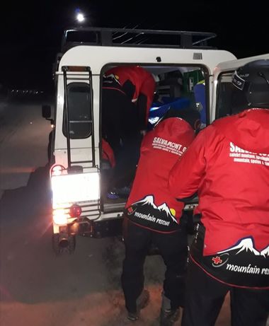 Gorj: Salvamontiştii au intervenit pentru recuperarea unui autoturism ieşit în afara şoselei şi blocat în zăpadă, în staţiunea Rânca/ Trei persoane, între care un copil, se aflau în maşină - VIDEO