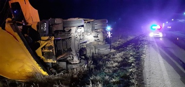 Utilaj de deszăpezire răsturnat pe un drum din judeţul Ialomiţa - FOTO