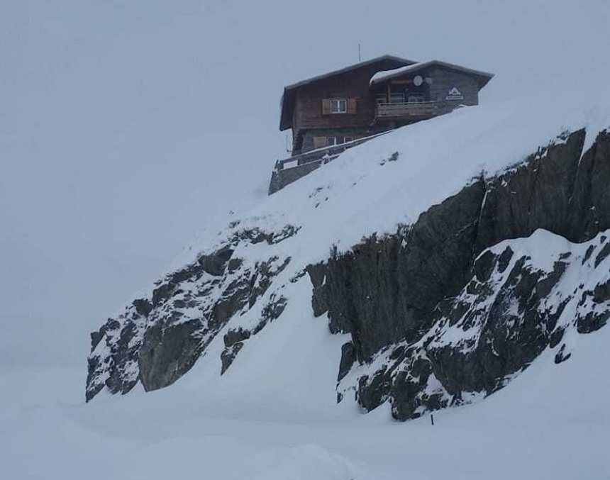 Risc foarte mare de avalanşă în Munţii Făgăraş. Salvamontiştii recomandă turiştilor să nu iasă din cabane