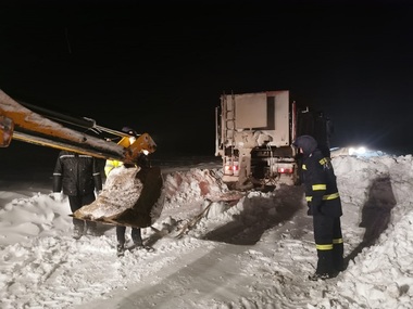 Botoşani: Nouă persoane au fost ajutate de pompieri, după ce au rămas în mai multe maşini înzăpezite - FOTO  
