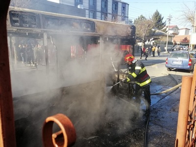 Incendiu izbucnit la un autobuz în Craiova. Focul s-a extins la o locuinţă aflată în zonă - FOTO

