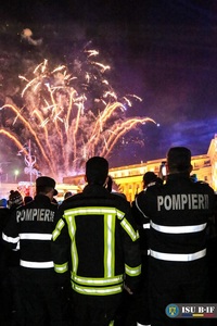 Peste 80 de persoane au fost rănite în noaptea de Anul Nou în urma folosirii petradelor şi artificiilor. aproape 3.000 de situaţii de urgenţă s-au înregistrat în ultimele două zile