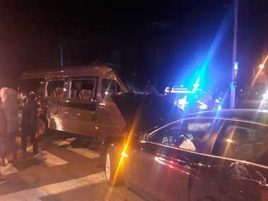 UPDATE - Accident rutier pe Calea Plevnei din Capitală, fiind implicate şi o ambulanţă cu pacient şi un microbuz cu pasageri; în total, sunt 21 de persoane implicate, din care şase au nevoie de îngrijiri medicale până în prezent - FOTO, VIDEO