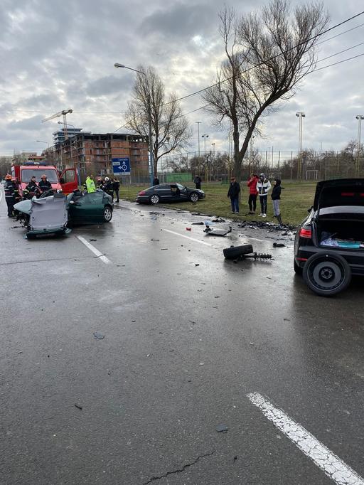 Şase răniţi într-un accident rutier în staţiunea Mamaia, după ce o maşină a pătruns pe contrasens şi a lovit alte două/ În autoturismul care a provocat accidentul, poliţiştii au găsit pliculeţe cu droguri