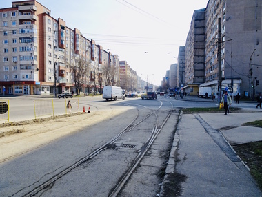 UPDATE - Incident în traficul din Bucureşti: Vatmanul unui tramvai împinge un BMW care circula pe linii, în faţa sa/ Şoferul autoturismului coboară, se aude cum loveşte tramvaiul şi are un schimb de replici cu vatmanul/ Precizările Brigăzii Rutiere