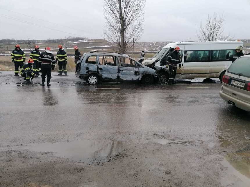 Unsprezece persoane, între care un copil, au fost rănite în accidentul rutier din judeţul Botoşani în care au fost implicate un microbuz de transport persoane şi un autoturism; una dintre victime este în comă