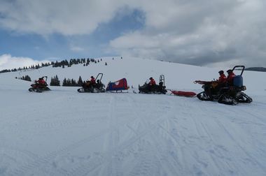 Gorj: Două persoane s-au răsturnat cu un ATV pe una dintre văile din apropierea staţiunii Rânca, una find în stare gravă; salvamontiştii şi o ambulanţă offroad intervin pe un drum extrem de accidentat, plin de zăpadă şi gheaţă