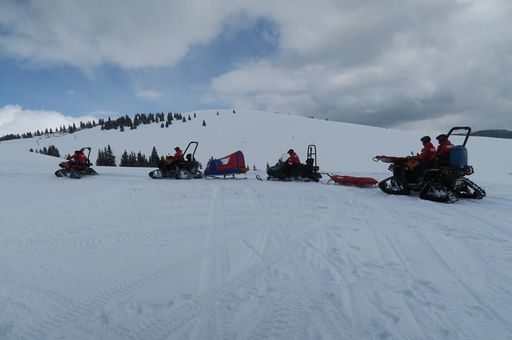 Gorj: Două persoane s-au răsturnat cu un ATV pe una dintre văile din apropierea staţiunii Rânca, una find în stare gravă; salvamontiştii şi o ambulanţă offroad intervin pe un drum extrem de accidentat, plin de zăpadă şi gheaţă
