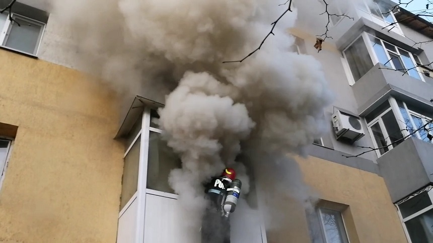 UPDATE - Olt: 22 de persoane au fost evacuate după un incendiu izbucnit la un bloc din Slatina. Două persoane au fost duse la spital - FOTO
