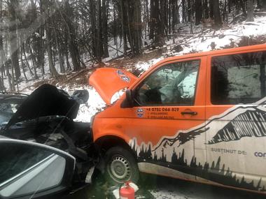 Trei adulţi şi şapte copii, la spital după ce un autoturism şi un microbuz s-au ciocnit pe drumul spre staţiunea Poiana Braşov - FOTO, VIDEO