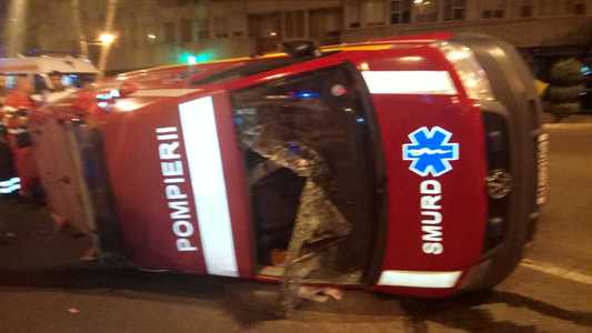 O ambulanţă SMURD în care se aflau un copil şi mama lui s-a răsturnat după ce s-a ciocnit cu un autoturism, pe Şoseaua Kiseleff din Capitală