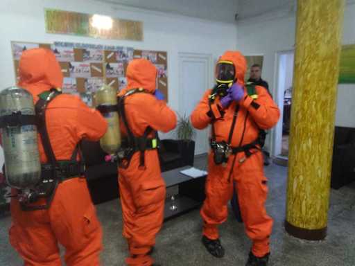 Un echipaj CBRN de la Bihor a ajuns la Arad pentru a face noi măsurători în liceul unde mai mulţi elevi s-au intoxicat după deratizare şi dezinsecţie - FOTO, VIDEO