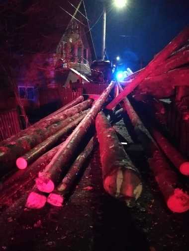 UPDATE - Harghita: O femeie a murit după ce buştenii dintr-un camion au căzut peste un autoturism, pe DN 12 A - FOTO