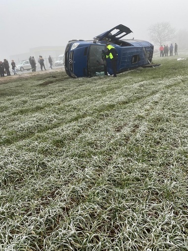 UPDATE - Constanţa: Grav accident rutier după ce un microbuz s-a răsturnat - Două persoane prinse sub microbuz au decedat; alte 18 persoane sunt rănite 