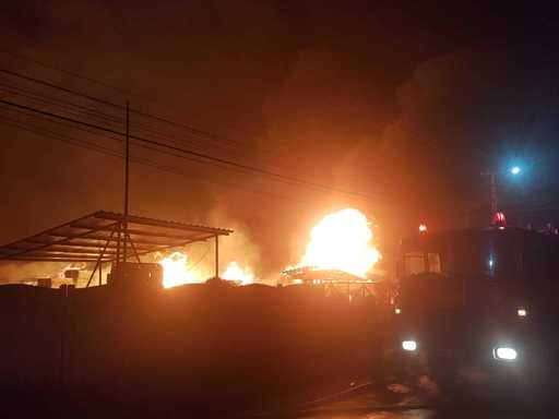 ISU Prahova: Incendiul de la o hală de depozitare şi producţie de saltele din Urlaţi nu este lichidat, însă a fost localizat şi nu mai există risc de propagare - FOTO, VIDEO