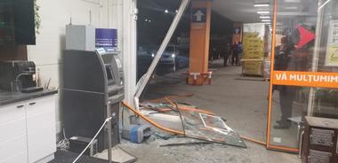 Arad: Anchetă a poliţiştilor, după ce patru persoane au încercat să fure un bancomat, legându-l cu o chingă de un autoturism pentru a-l smulge/ Suspecţii au încercat şi să fure din casa de schimb valutar din aceeaşi incintă, dar nu au reuşit - FOTO