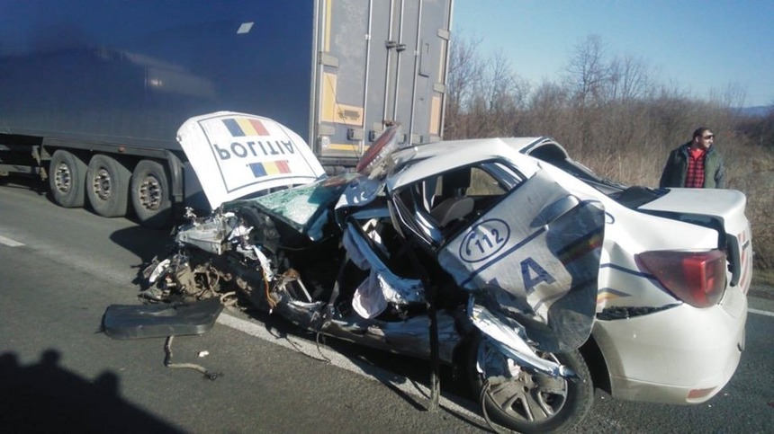 Maşină de Poliţie, implicată într-un accident rutier în Caraş-Severin; un poliţist a fost rănit
