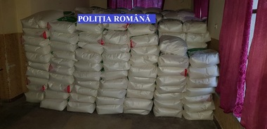 Poliţiştii au indisponibilizat peste 50 de tone de îngrăşăminte chimice, depozitate ilegal, în urma unor percheziţii făcute în judeţul Alba
